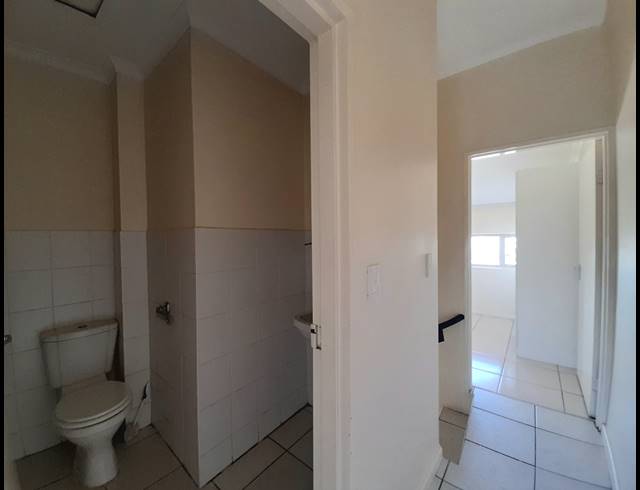 6 BEDROOM APARTMENT FOR SALE IN UITZICHT